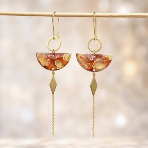 Boucles d’oreilles pendantes peintes à l’aquarelle marron caramel avec inclusion de nacre et finition résine