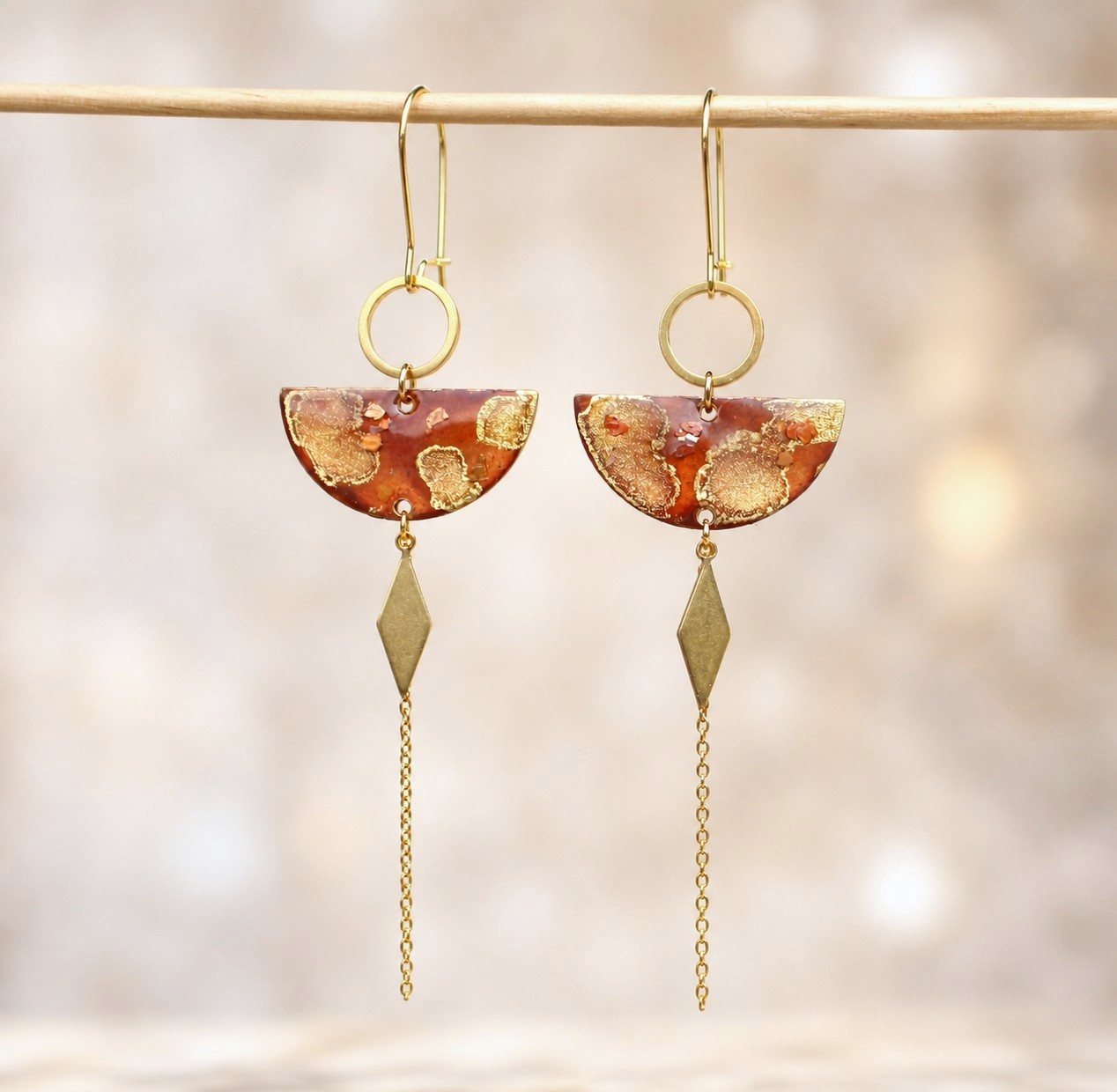 Boucles d’oreilles pendantes peintes à l’aquarelle marron caramel avec inclusion de nacre et finition résine