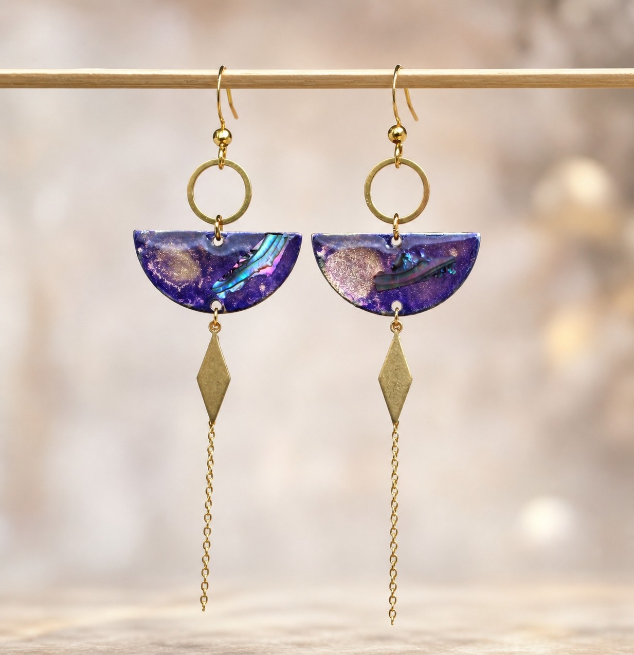 Boucles d’oreilles pendantes peintes à l’aquarelle en violet avec inclusion de nacre et finition résine