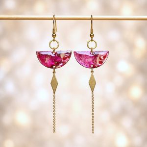 Boucles d’oreilles pendantes peintes à l’aquarelle rose avec inclusion de nacre et finition résine
