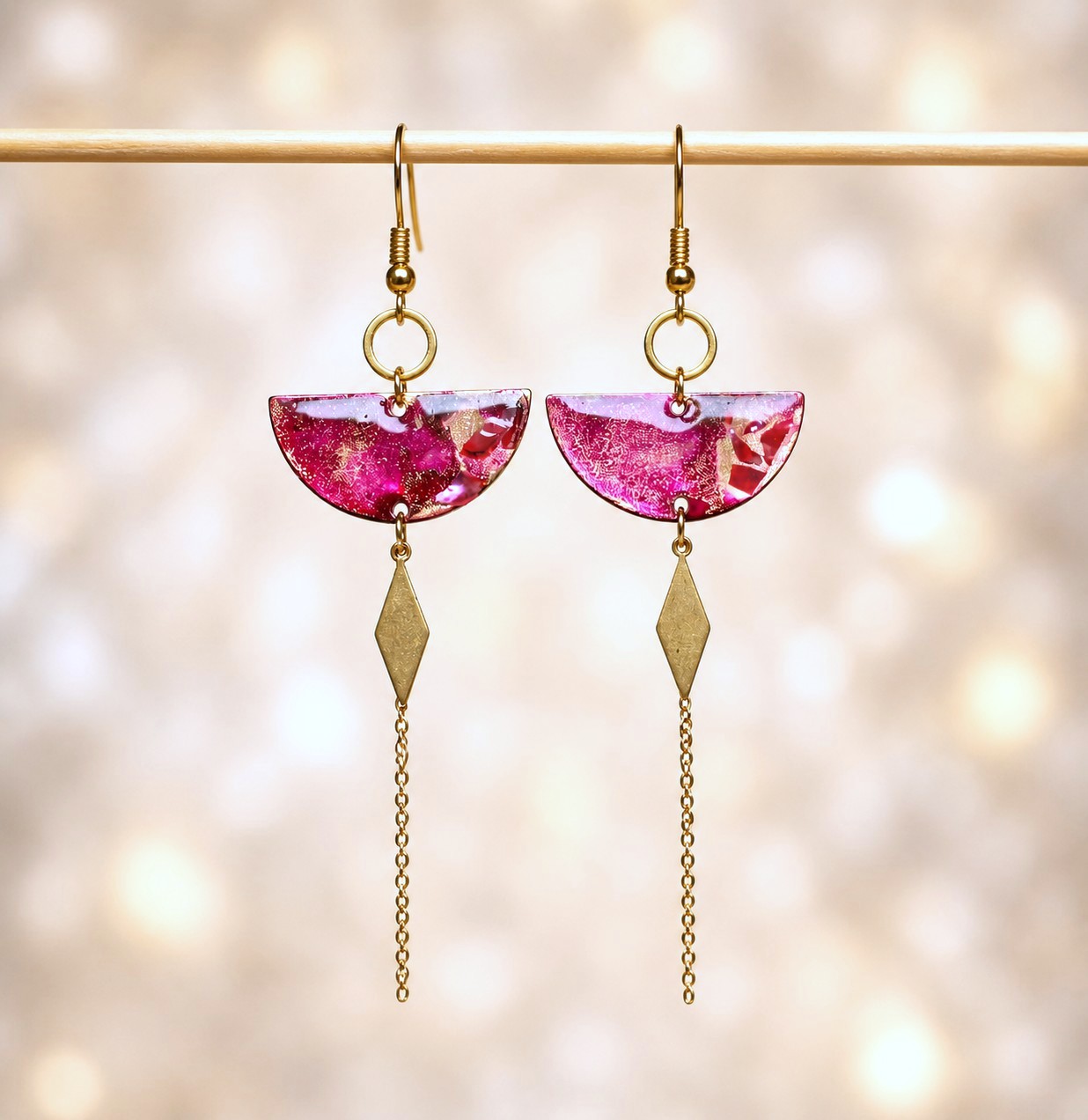 Boucles d’oreilles pendantes peintes à l’aquarelle rose avec inclusion de nacre et finition résine