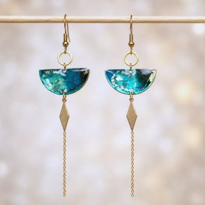 Boucles d’oreilles pendantes peintes à l’aquarelle en vert émeraude avec inclusion de nacre et finition résine