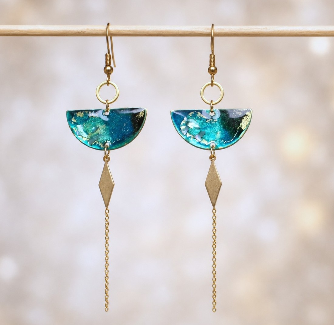 Boucles d’oreilles pendantes peintes à l’aquarelle en vert émeraude avec inclusion de nacre et finition résine